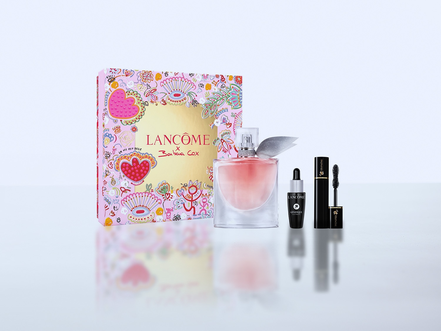 Découvrez le coffret Lancôme La Vie Est Belle x Barbara Cox, comprenant un parfum, un sérum Génifique et un mascara Hypnôse pour un regard captivant.