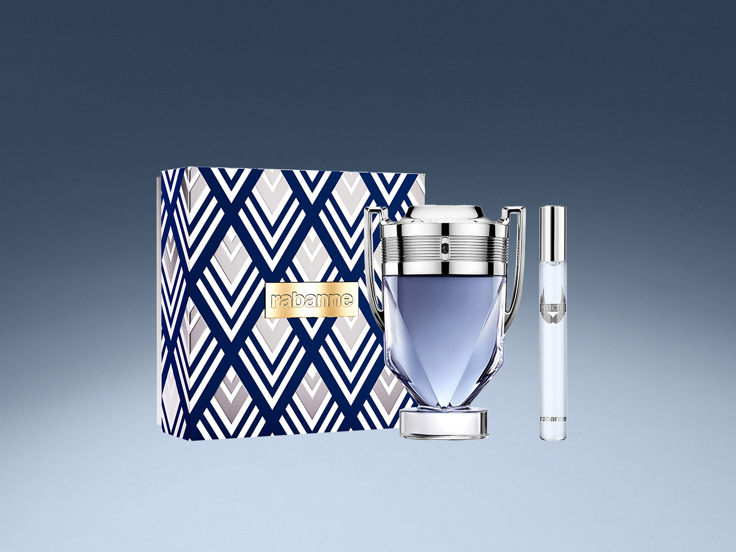 Découvrez le coffret cadeau Invictus de Rabanne, comprenant un parfum en forme de trophée bleu et argenté, accompagné d'un vaporisateur de voyage, le tout présenté dans un élégant coffret à motifs.