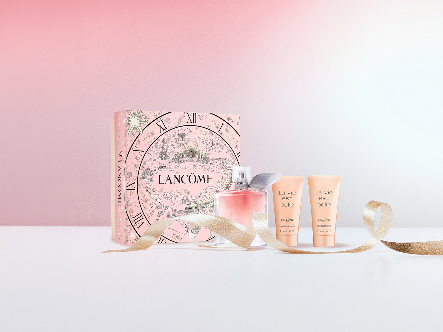 Découvrez le coffret Lancôme La Vie Est Belle, comprenant un parfum, une lotion pour le corps et un gel douche, le tout orné d'un ruban doré.