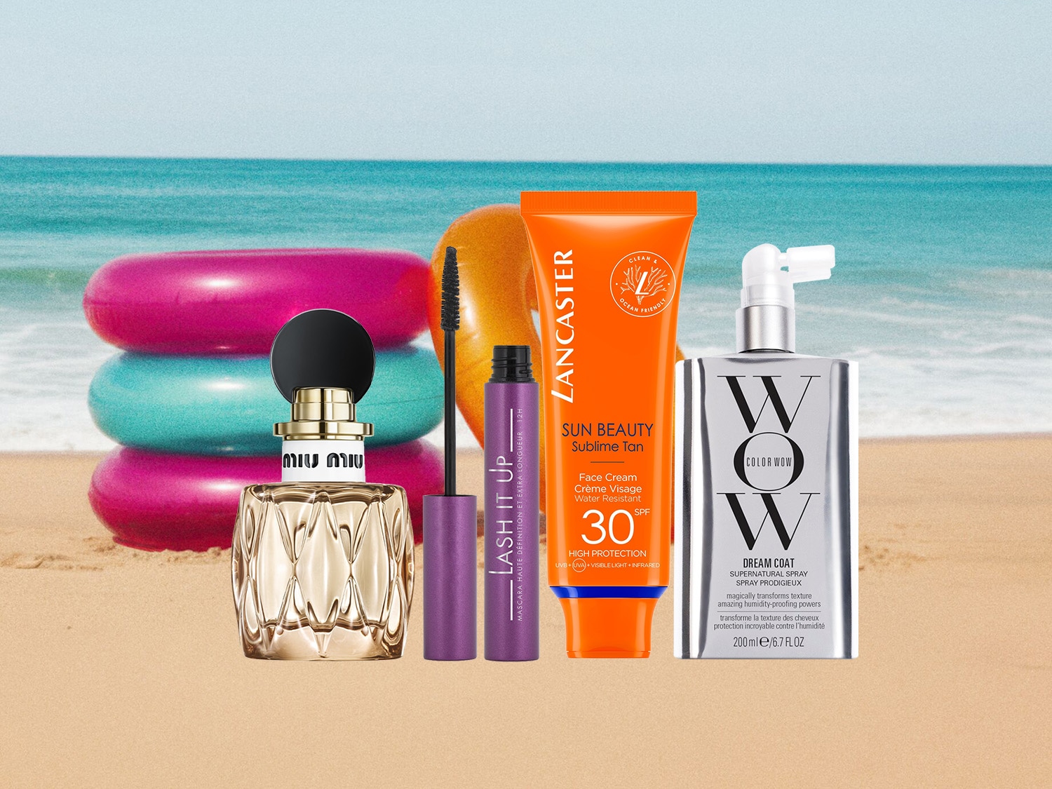Une bouteille de parfum Miu Miu dorée et texturée avec un bouchon noir et or, posée sur le sable devant des bouées de natation roses et bleues, avec la mer en arrière-plan.