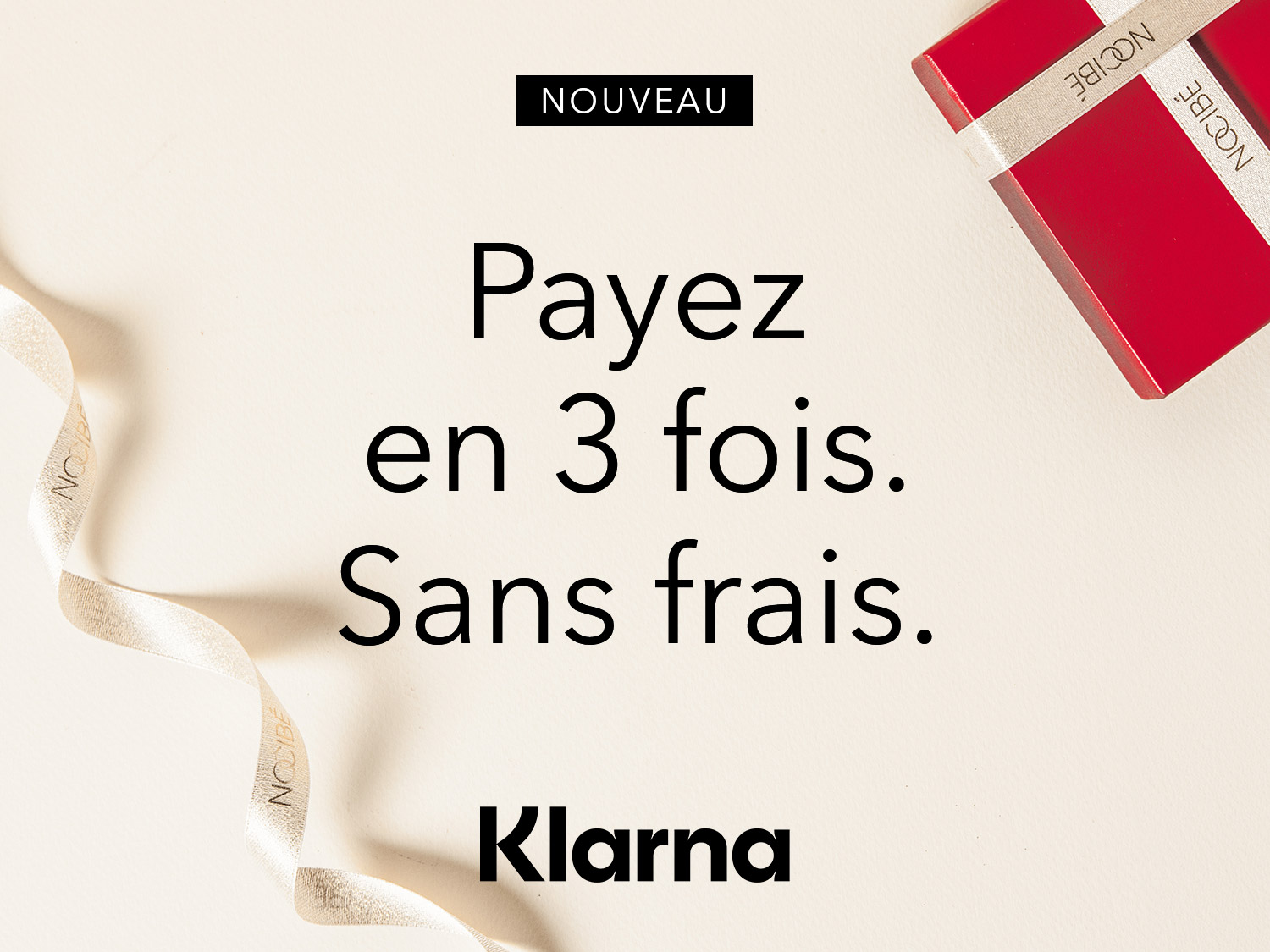Nouveau: Payez en 3 fois sans frais avec Klarna, sur fond beige clair, accompagné d'un ruban blanc cassé et d'un cadeau rouge.