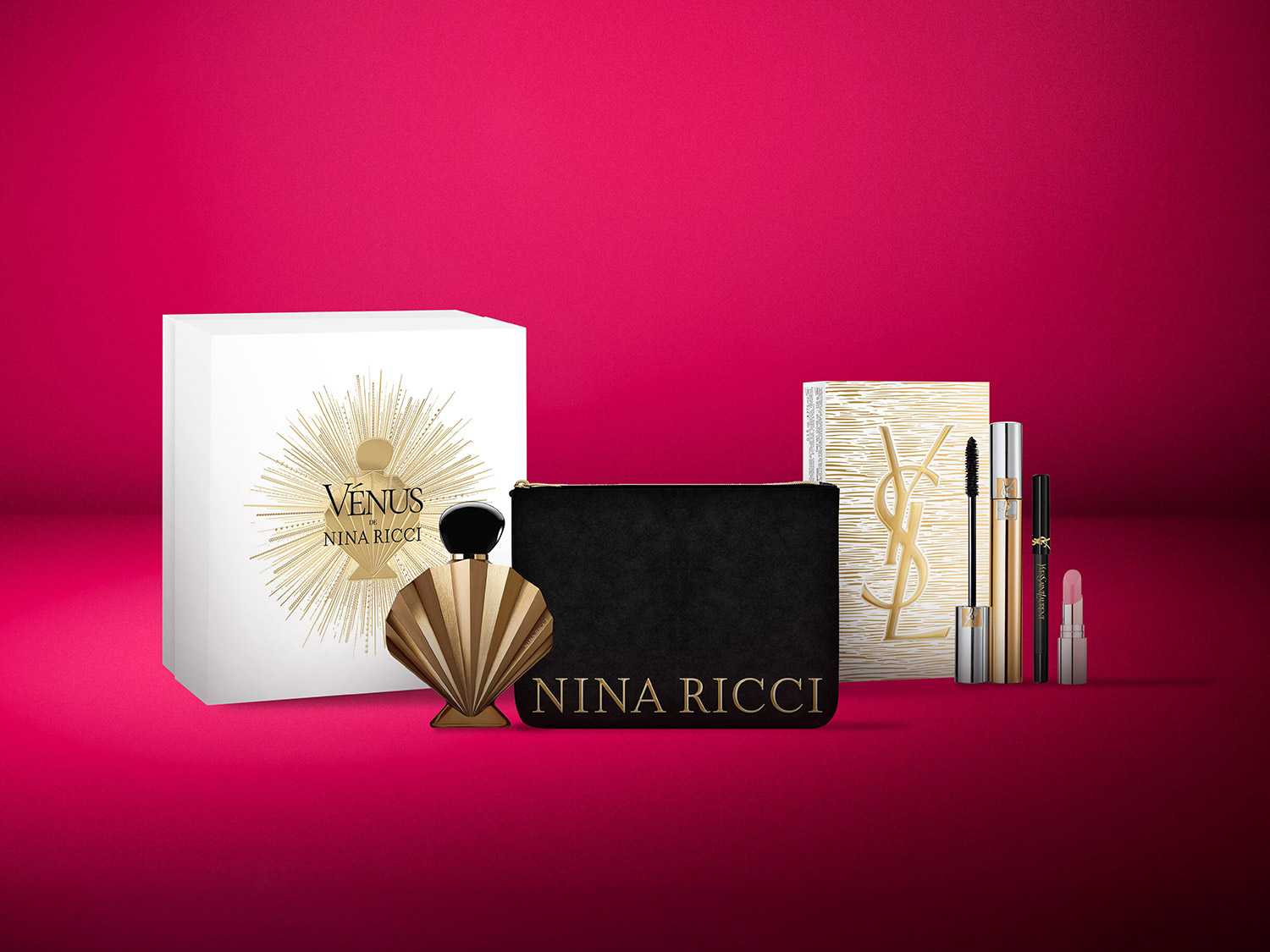 Découvrez le coffret Vénus de Nina Ricci, un parfum floral et fruité dans un flacon doré en forme de coquillage, accompagné d'une pochette noire élégante.