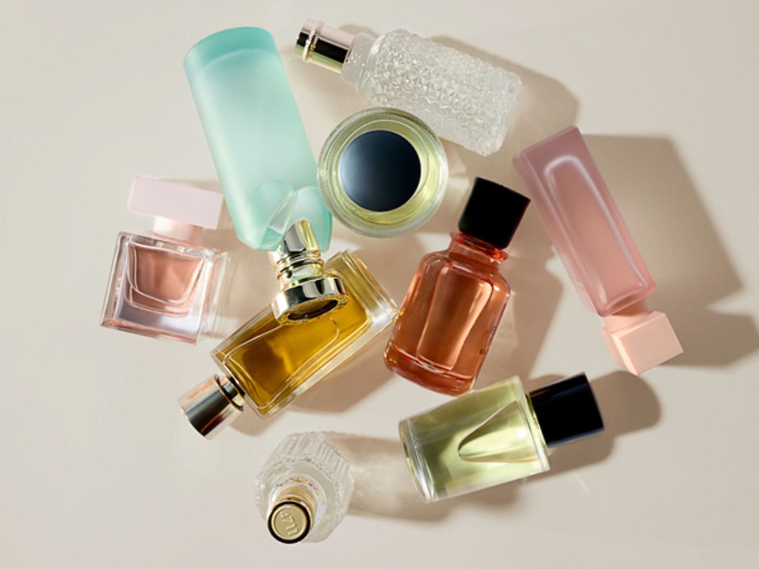 Découvrez une collection de parfums aux flacons variés : des teintes pastel aux tons ambrés, chaque essence est une invitation au voyage olfactif.