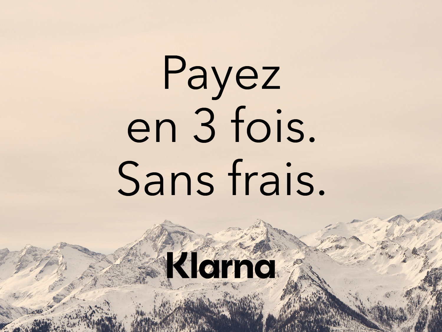 Payez en trois fois sans frais avec Klarna, sur fond de montagnes enneigées.