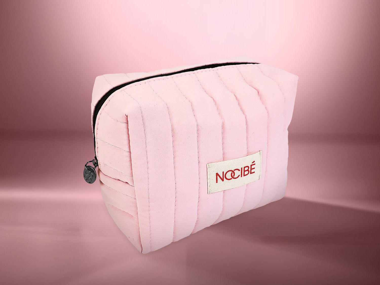 Voici une trousse de toilette rose matelassée de Nocibé, parfaite pour ranger vos essentiels de beauté avec style.