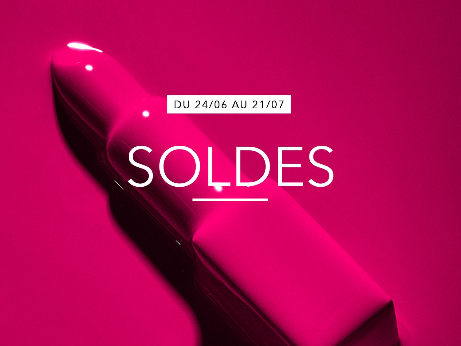 Profitez des soldes du 24 juin au 21 juillet, avec le mot "SOLDES" en blanc sur un fond rose vif et un objet brillant et incurvé.