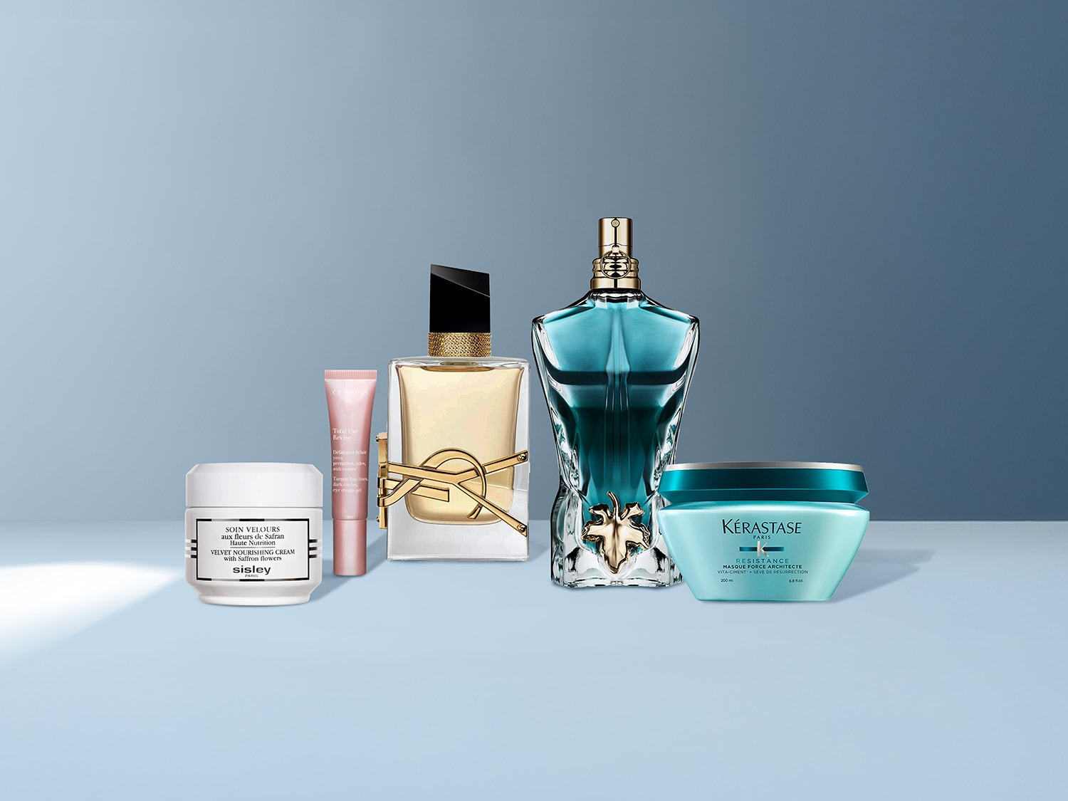 Découvrez une sélection de produits de beauté de luxe, comprenant des soins pour la peau Sisley et Clarins, des parfums YSL et Jean Paul Gaultier, et un masque capillaire Kérastase.