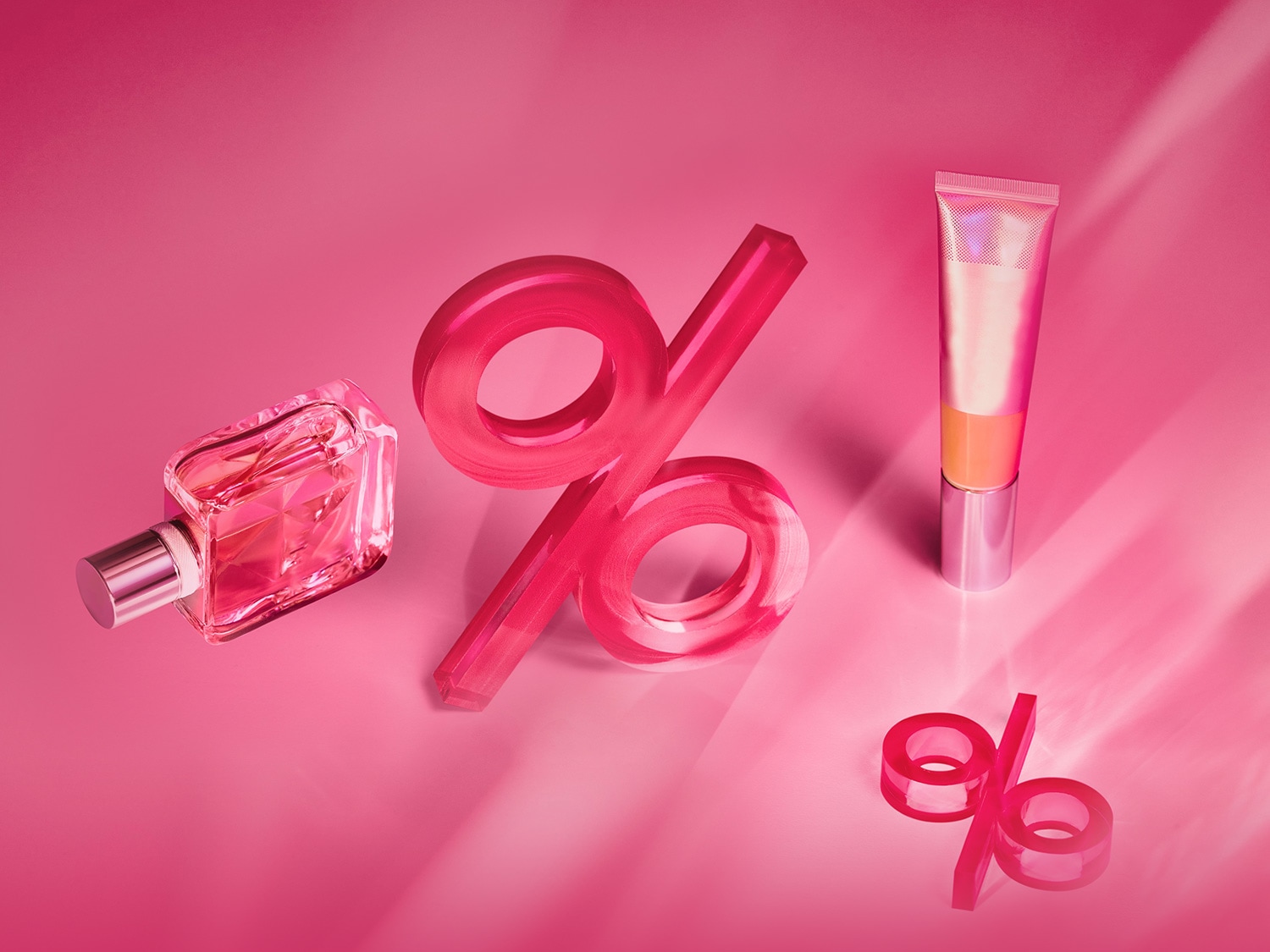 Découvrez des offres exceptionnelles sur les parfums et les produits de beauté, présentés sur un fond rose éclatant avec un symbole de pourcentage.