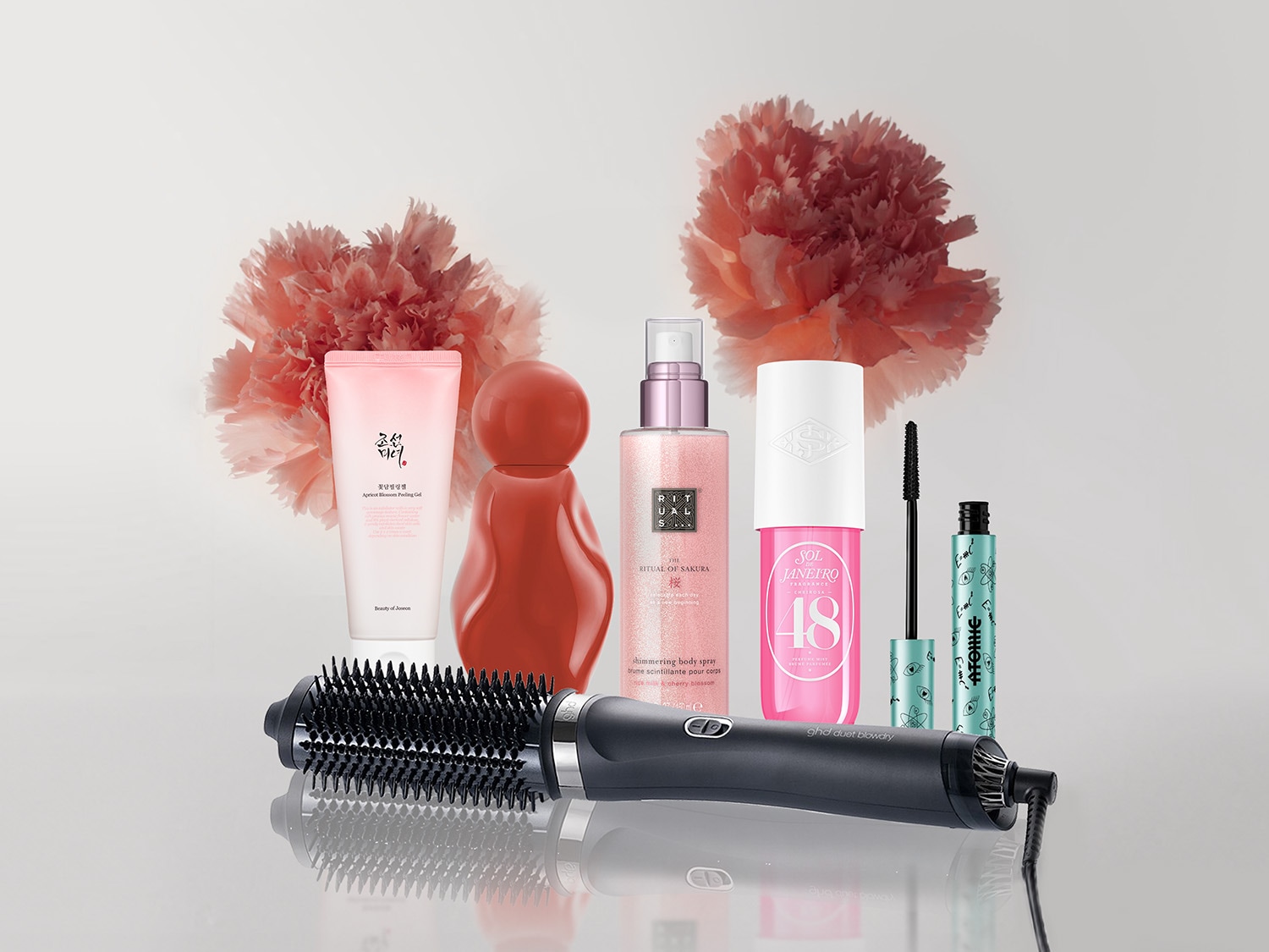 Découvrez une sélection de produits de beauté, incluant le peeling gel abricot Beauty of Joseon, le spray scintillant Ritual of Sakura, la brume parfumée Sol Janeiro et le sèche-cheveux ghd duet blowdry.