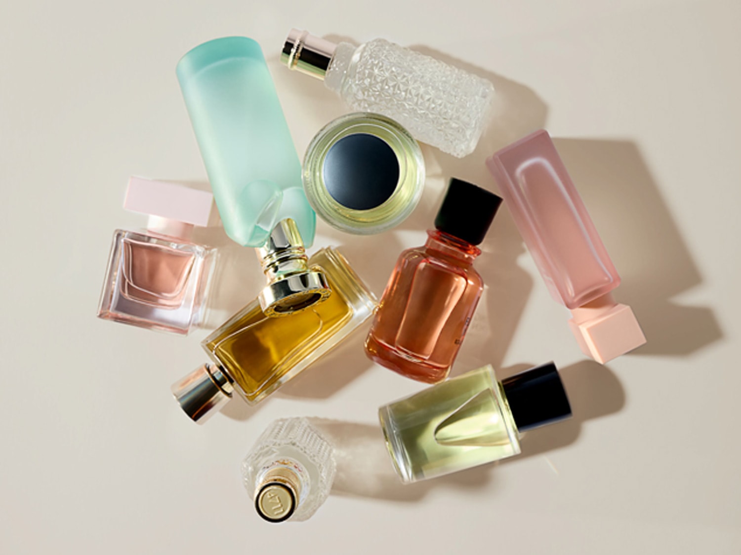 Découvrez une collection de parfums aux flacons variés : formes géométriques, teintes pastel et ambrées, pour une expérience olfactive et visuelle unique.