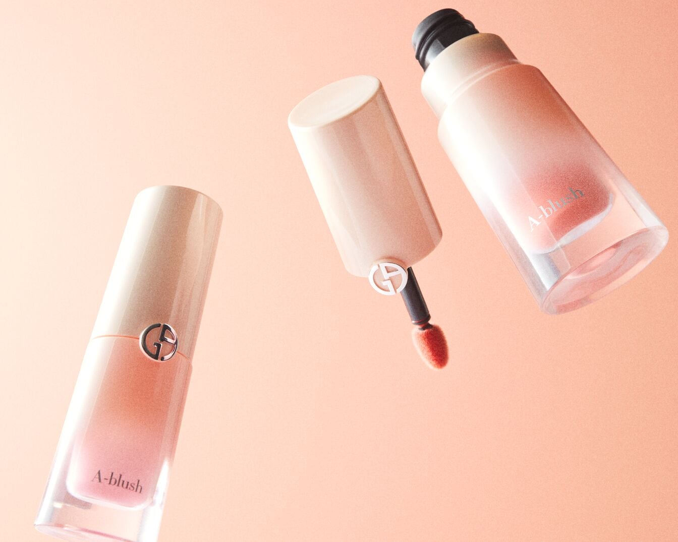 Die A-Blush-Flüssigkeit von Giorgio Armani in einem durchsichtigen Flakon mit einem hellrosa Farbton, der einen sanften, natürlichen Glanz verleiht.