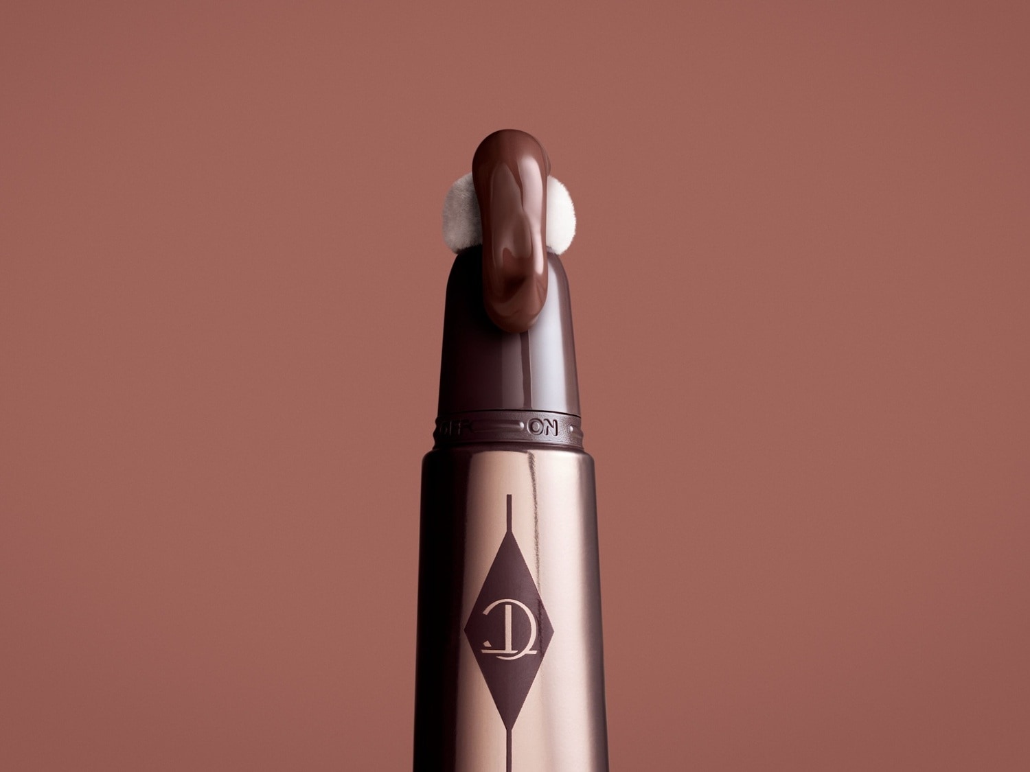 Découvrez l'applicateur à coussin marron de Charlotte Tilbury, conçu pour une application précise et un fini impeccable.