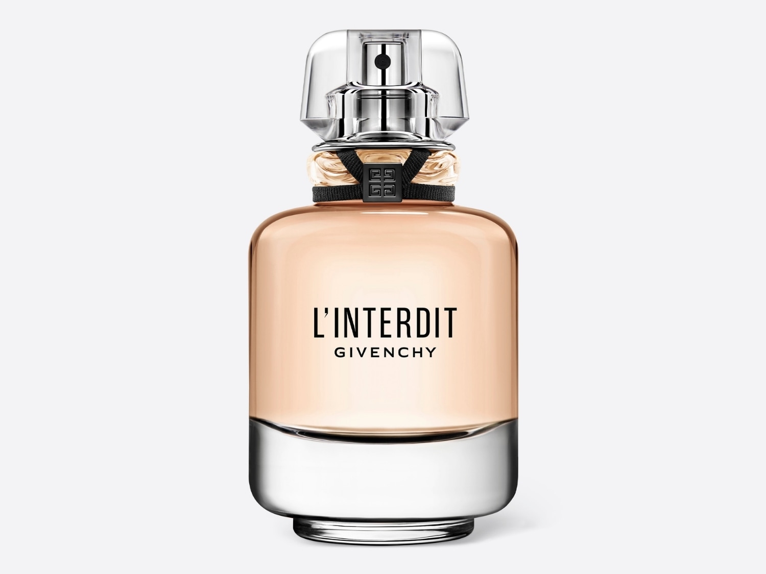 Der Givenchy L'Interdit Duft in einem eleganten, hellpfirsichfarbenen Flakon mit transparentem Verschluss und silberfarbenem Sockel.