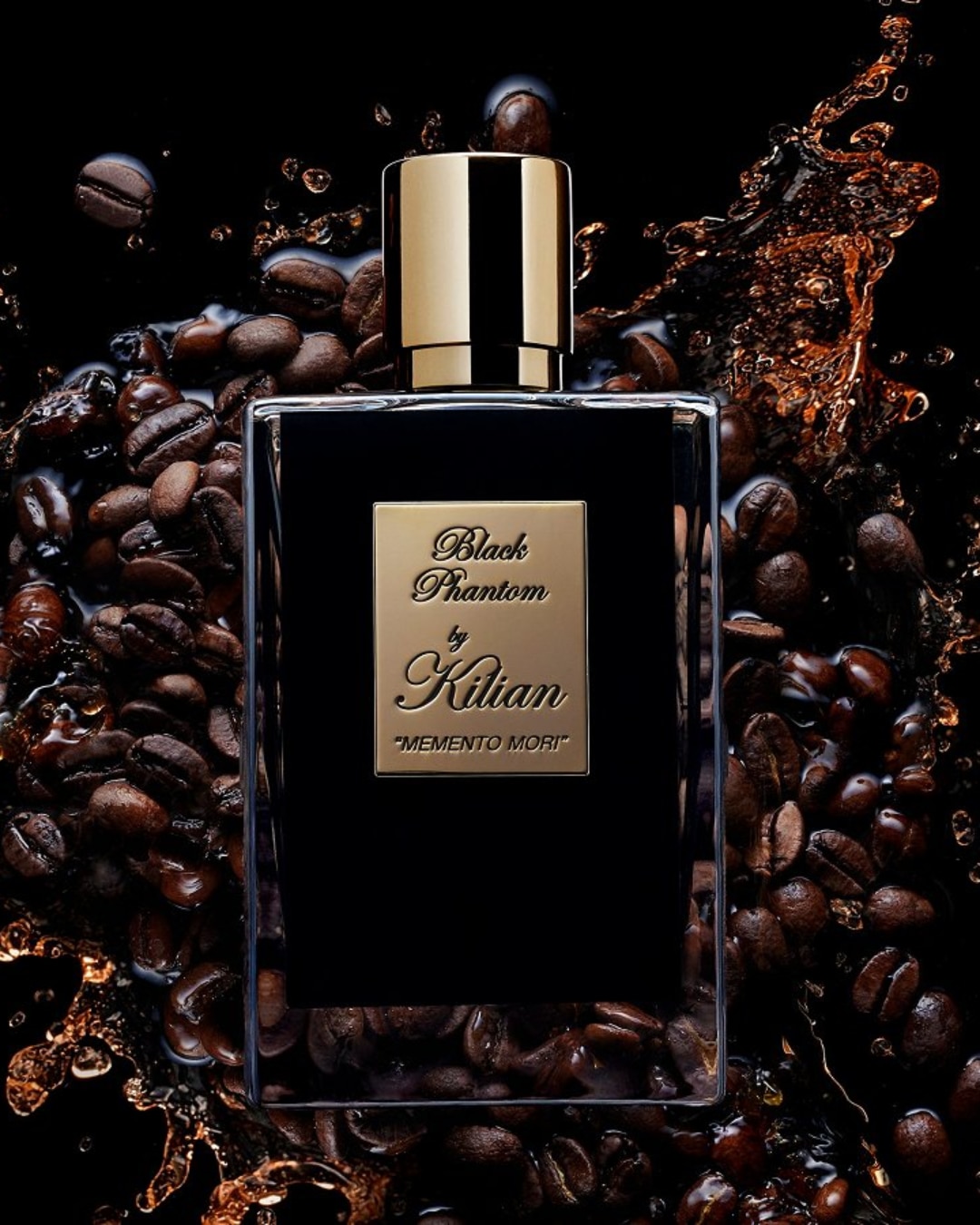Le parfum Black Phantom de Kilian, dans un flacon noir élégant avec un bouchon doré, est entouré de grains de café torréfiés et d'éclaboussures de liquide ambré, évoquant une fragrance riche et mystérieuse.