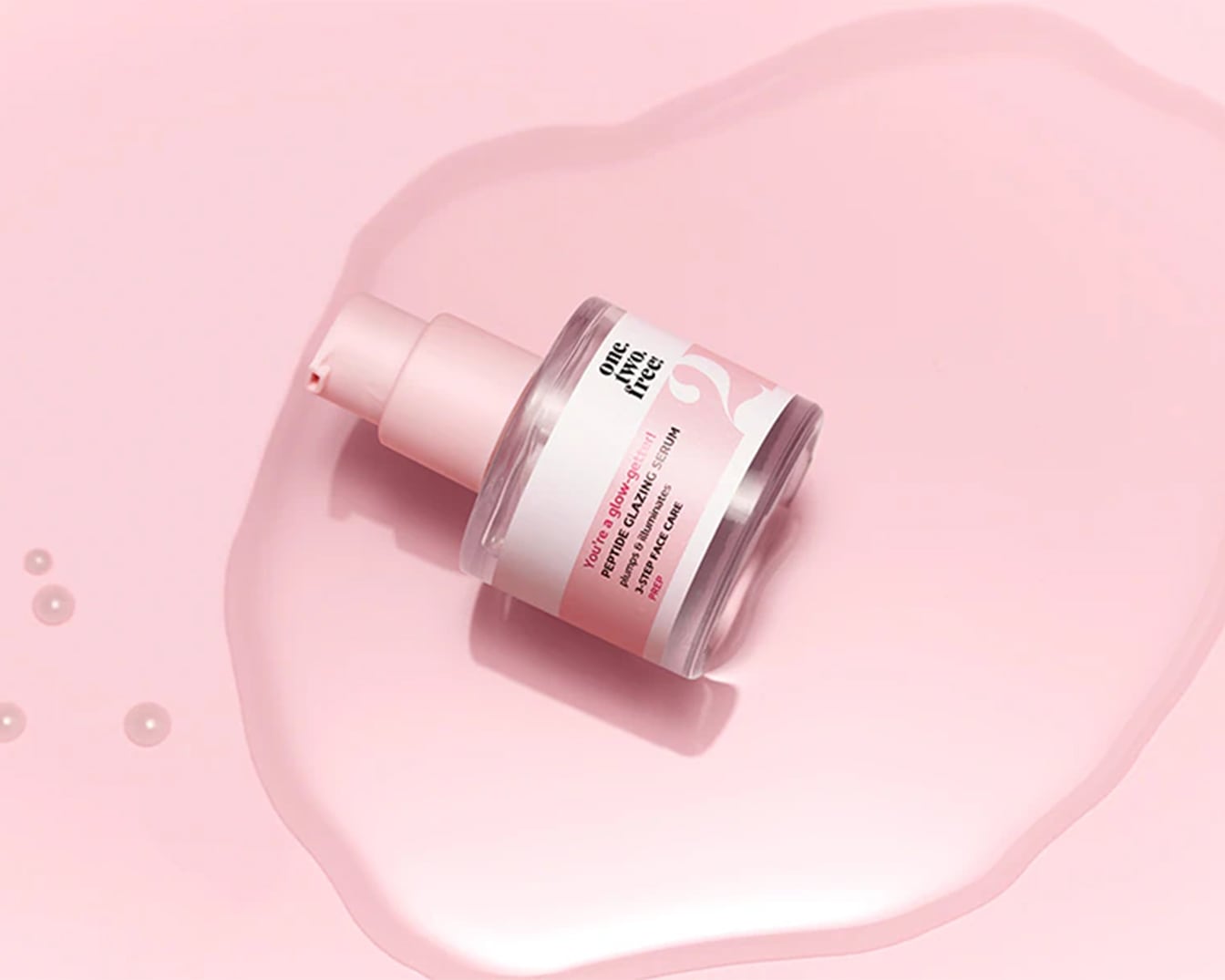 Ecco il siero illuminante ai peptidi "one. two. free!": per una pelle più soda e luminosa, parte di una routine di cura del viso in 3 fasi.
