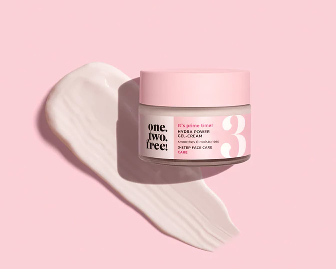 Ecco il gel-crema Hydra Power di one.two.free! in un barattolo rosa e bianco, ideale per levigare e idratare la pelle come parte di una routine di cura del viso in 3 fasi.