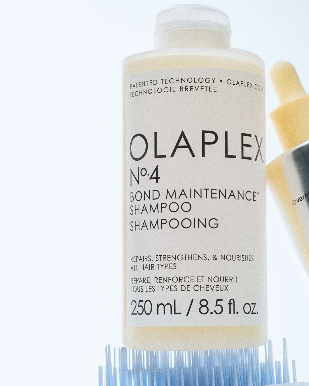 Olaplex N°4 Bond Maintenance Shampoo in einer 250-ml-Flasche, das das Haar repariert, stärkt und nährt und für alle Haartypen geeignet ist.