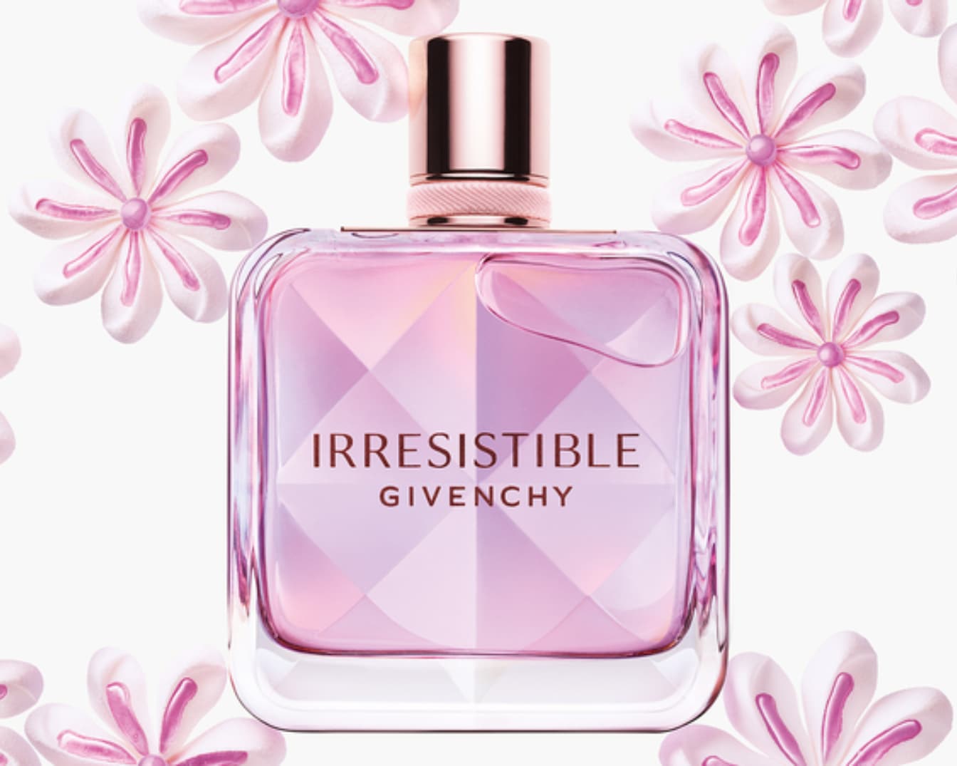 Découvrez l'irrésistible parfum Givenchy dans un flacon carré aux nuances roses, orné de fleurs délicates.