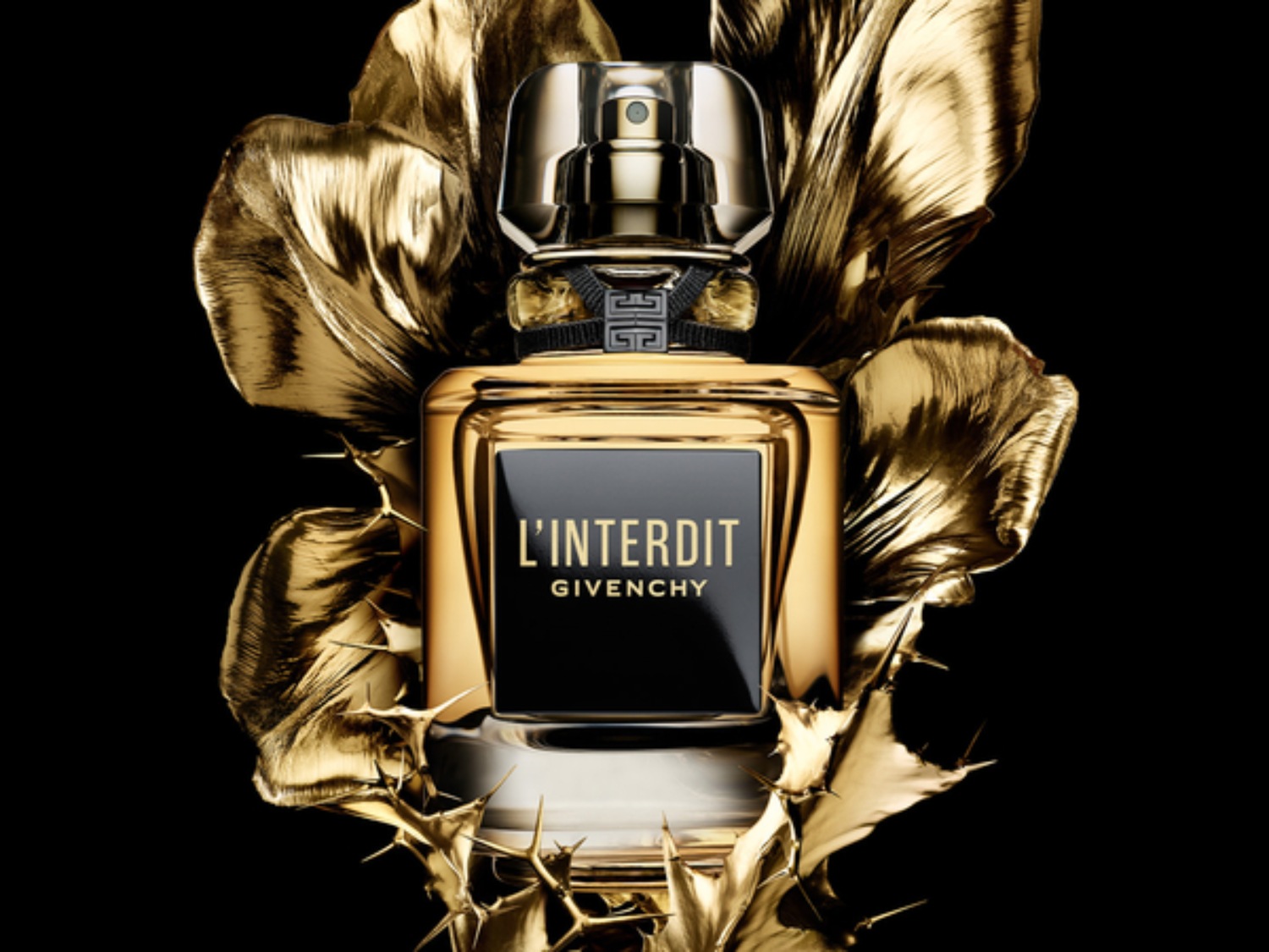 Découvrez L'Interdit de Givenchy, un parfum luxueux dans un flacon doré orné de détails noirs, évoquant l'élégance et le mystère.