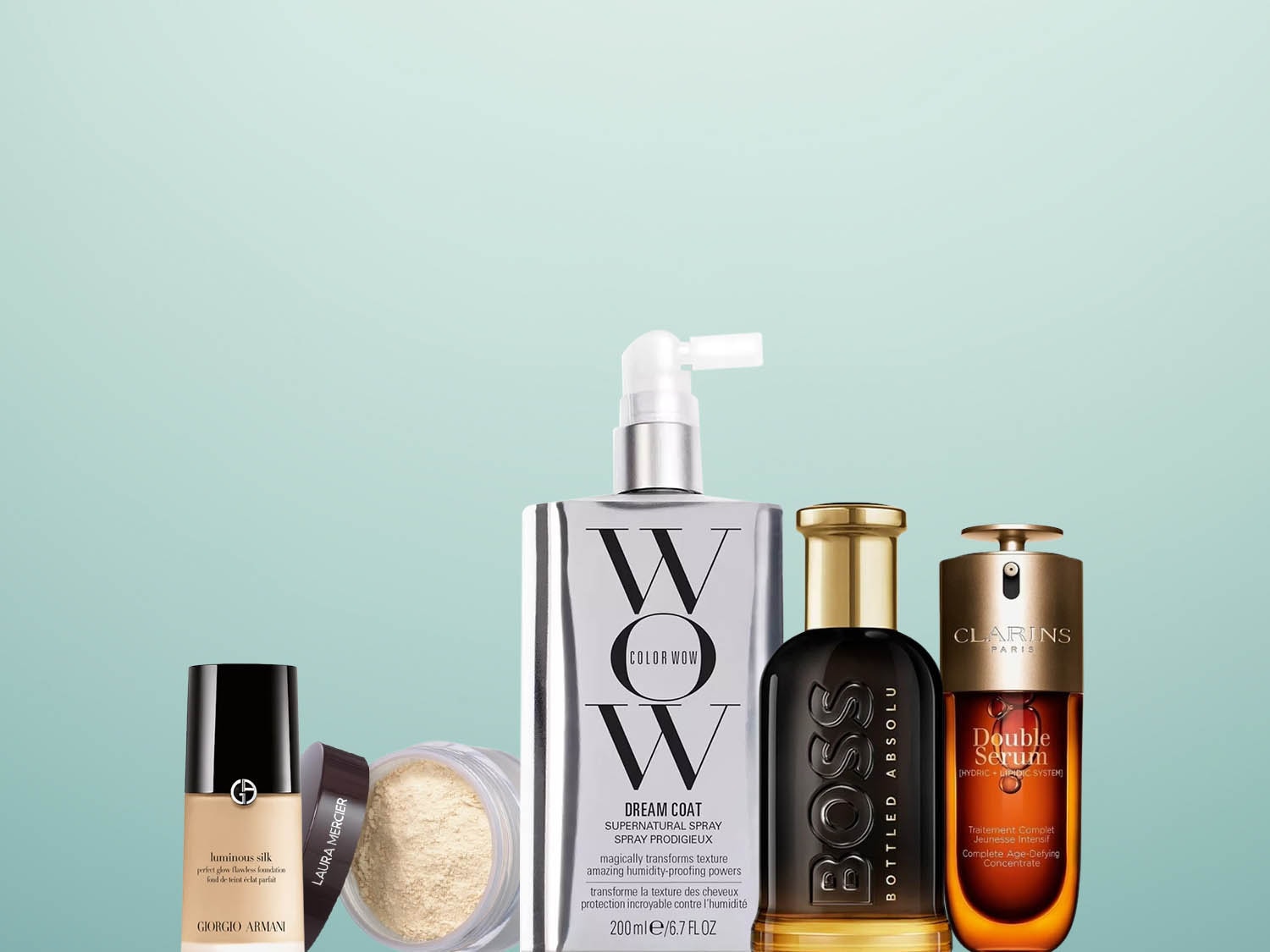 Na jasnoniebieskim tle znajdują się kosmetyki, w tym podkład Giorgio Armani Luminous Silk, puder Laura Mercier, spray Color Wow Dream Coat, woda toaletowa Boss Bottled Absolute i serum Clarins Double.
