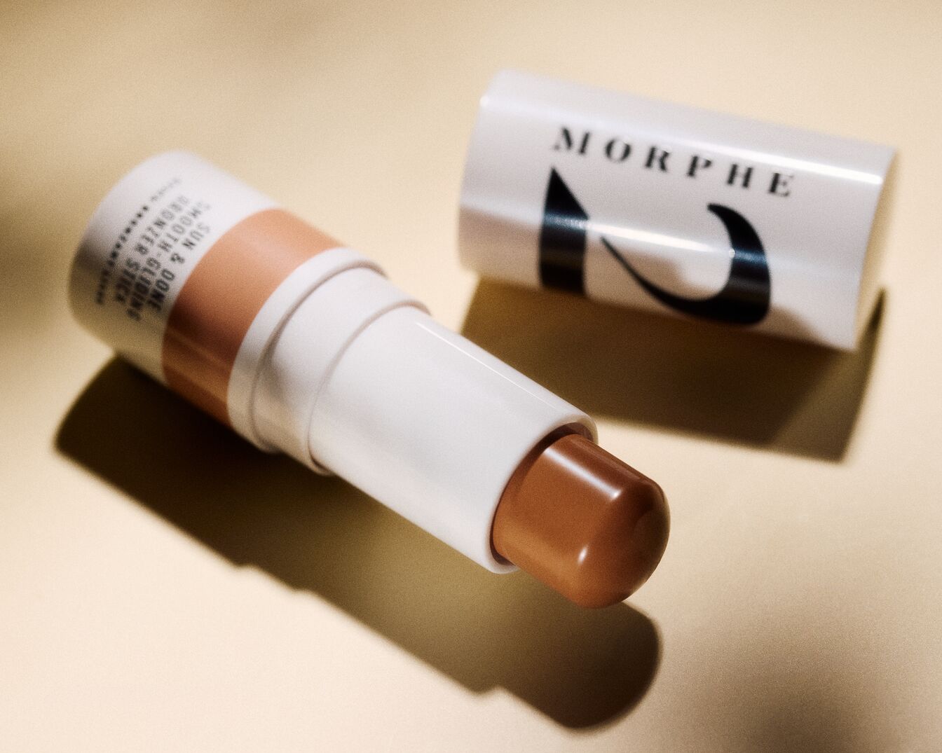 Der Morphe 2 Sun & Done Bronzer Stick mit weißer Verpackung und braunem Farbton sorgt für einen sonnengeküssten Look.