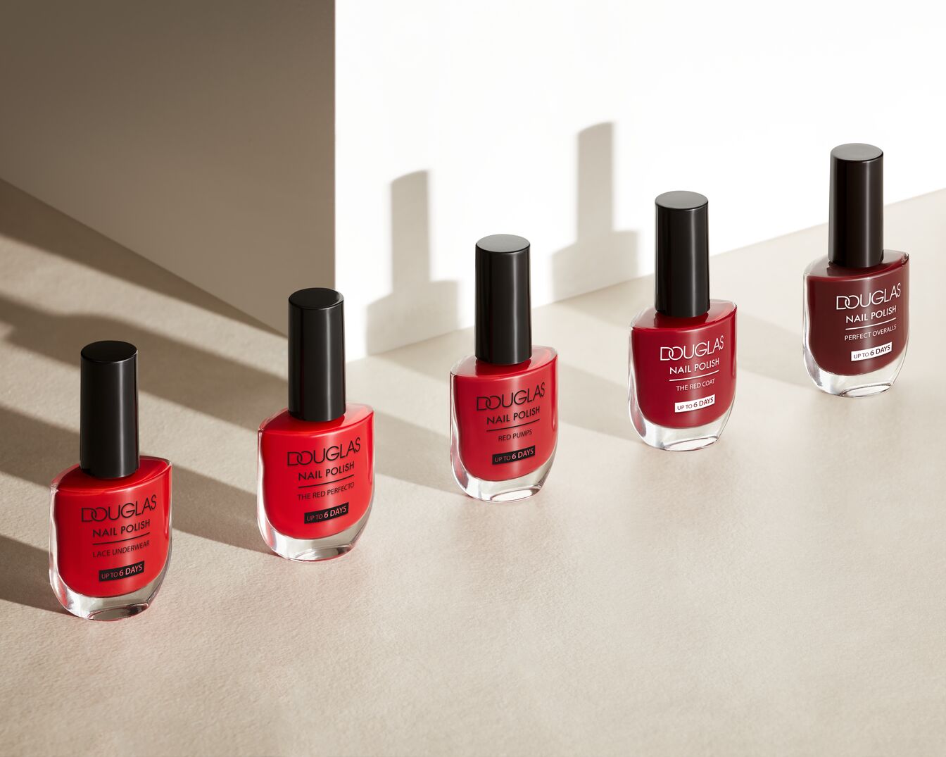 Vijf Douglas nagellakflesjes in verschillende tinten rood, van helder tot diep bordeaux, beloven een houdbaarheid tot 6 dagen.