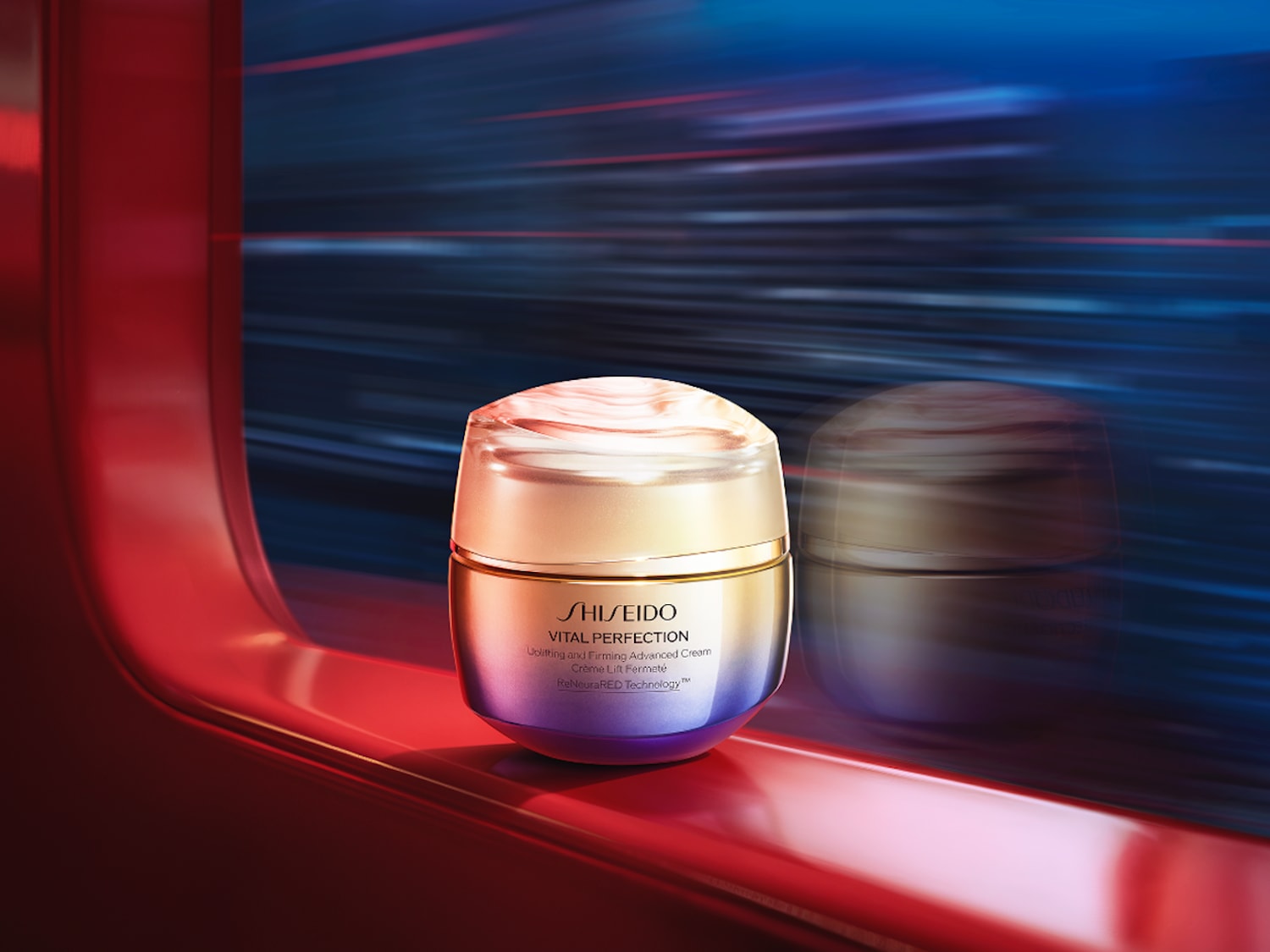 Šis „Shiseido Vital Perfection“ kremas yra aukso spalvos indelyje su permatomu dangteliu, skirtas stangrinimui ir odos pakėlimui.