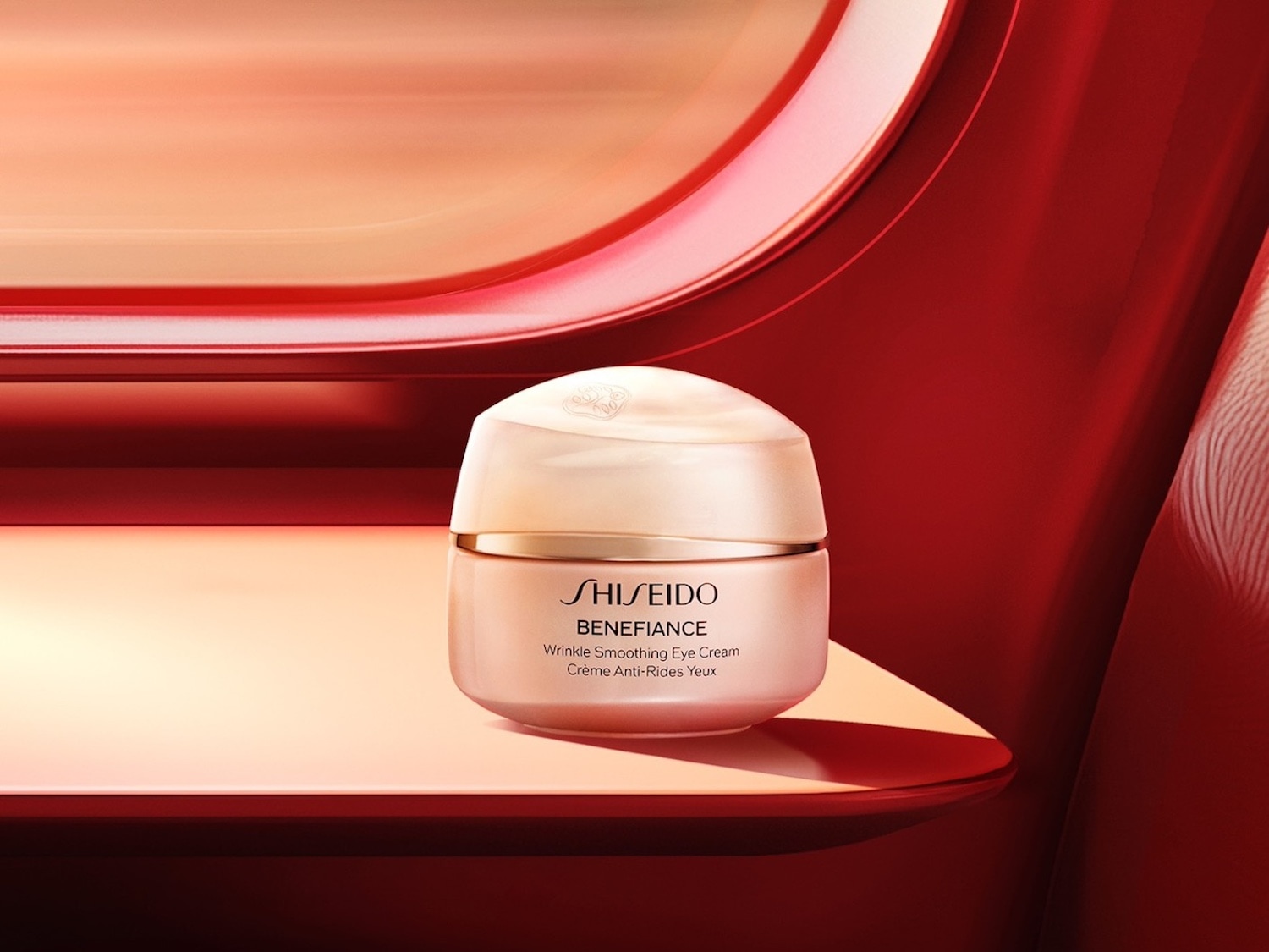 Šis „Shiseido Benefiance“ raukšles lyginantis paakių kremas yra švelniai rausvos spalvos indelyje su auksiniu apvadu ir kreminės spalvos dangteliu, skirtas kovoti su raukšlėmis aplink akis.