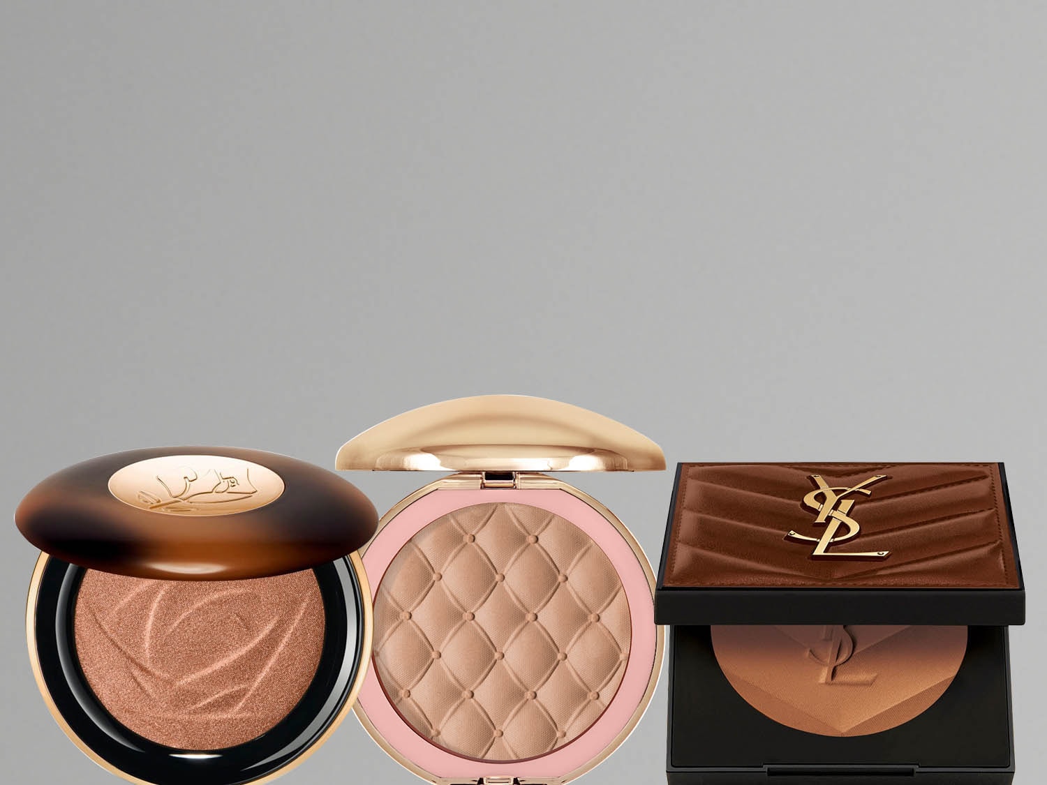 Trzy pudry do twarzy w różnych odcieniach brązu i opakowaniach, idealne do konturowania i dodawania ciepła skórze.