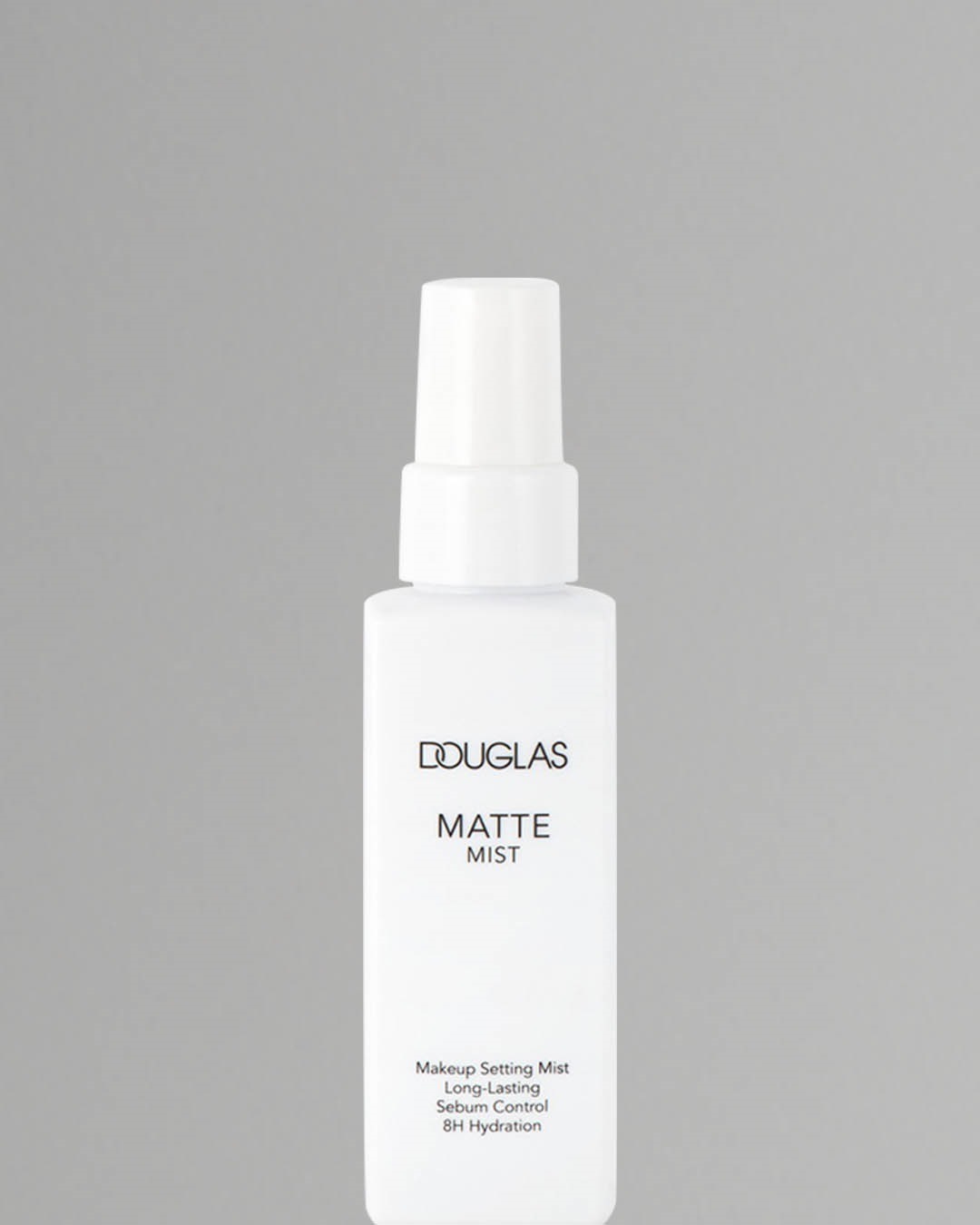 Biała butelka Douglas Matte Mist w sprayu, obiecująca długotrwały makijaż, kontrolę sebum i 8-godzinne nawilżenie.