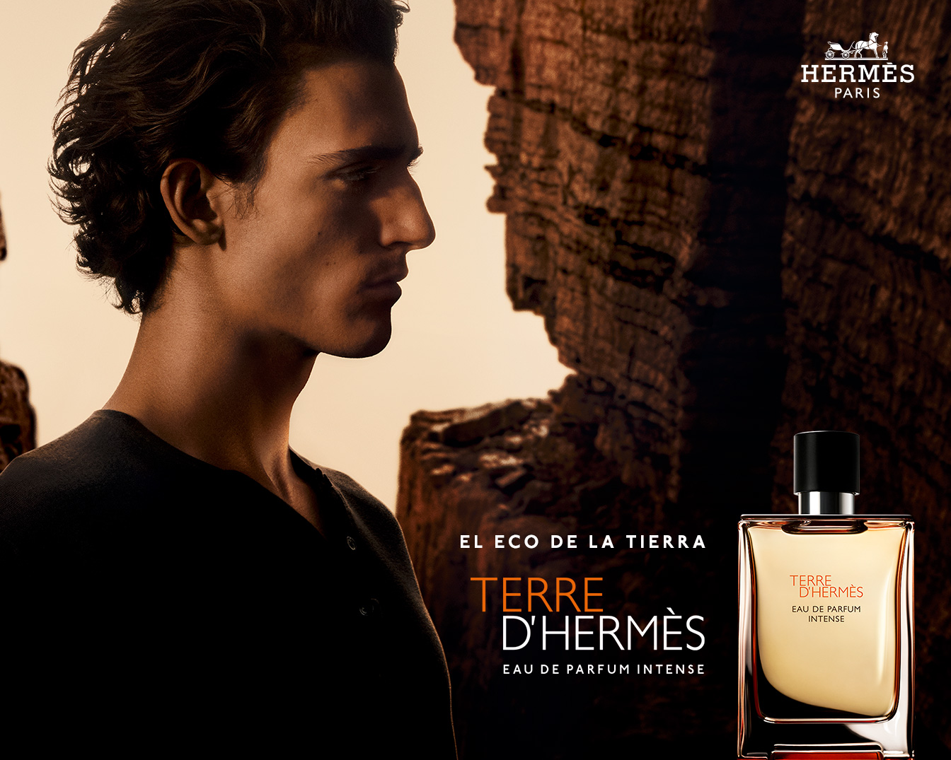 Descubre Terre d'Hermès Eau de Parfum Intense, el eco de la tierra en un frasco elegante con tapón negro, ideal para el hombre moderno.