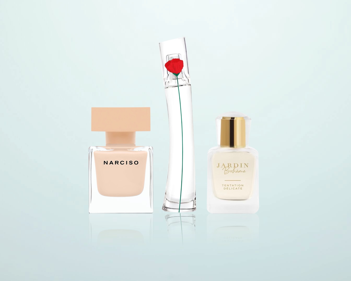 Drie parfumflessen staan op een rij: Narciso met een vierkante, perzikkleurige flacon, Kenzo met een lange, gebogen flacon en een rode bloem, en Jardin Bohème met een gouden dop.