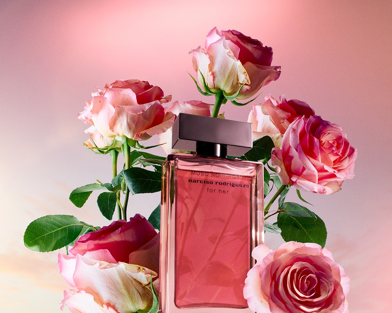 Découvrez le parfum Musc Noir Rose de Narciso Rodriguez pour elle, un floral rosé dans un flacon rose élégant, entouré de roses délicates.