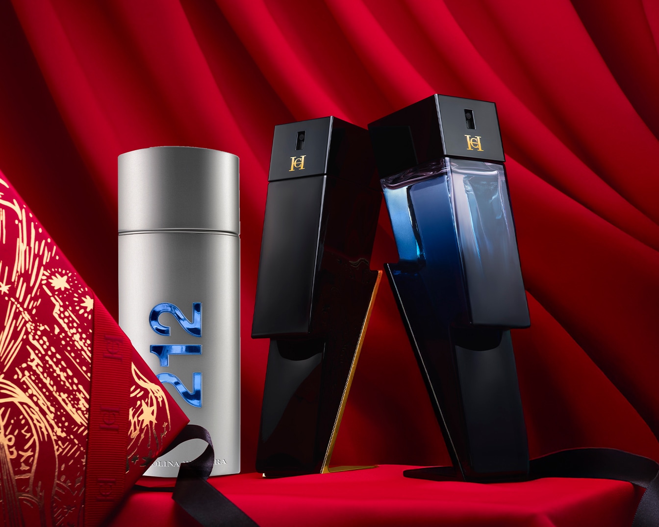 En un fondo rojo intenso, se exhiben los perfumes 212 de Carolina Herrera en envases plateados y Good Girl en frascos negros con forma de rayo.