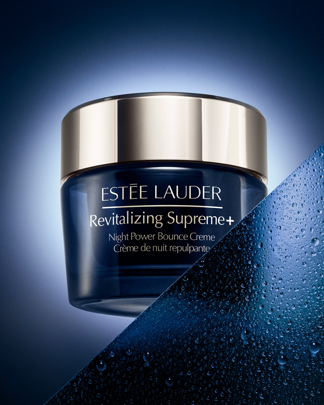 Voici Estée Lauder Revitalizing Supreme+ Night Power Bounce Crème dans un pot bleu nuit avec un couvercle doré, promettant une crème de nuit repulpante.