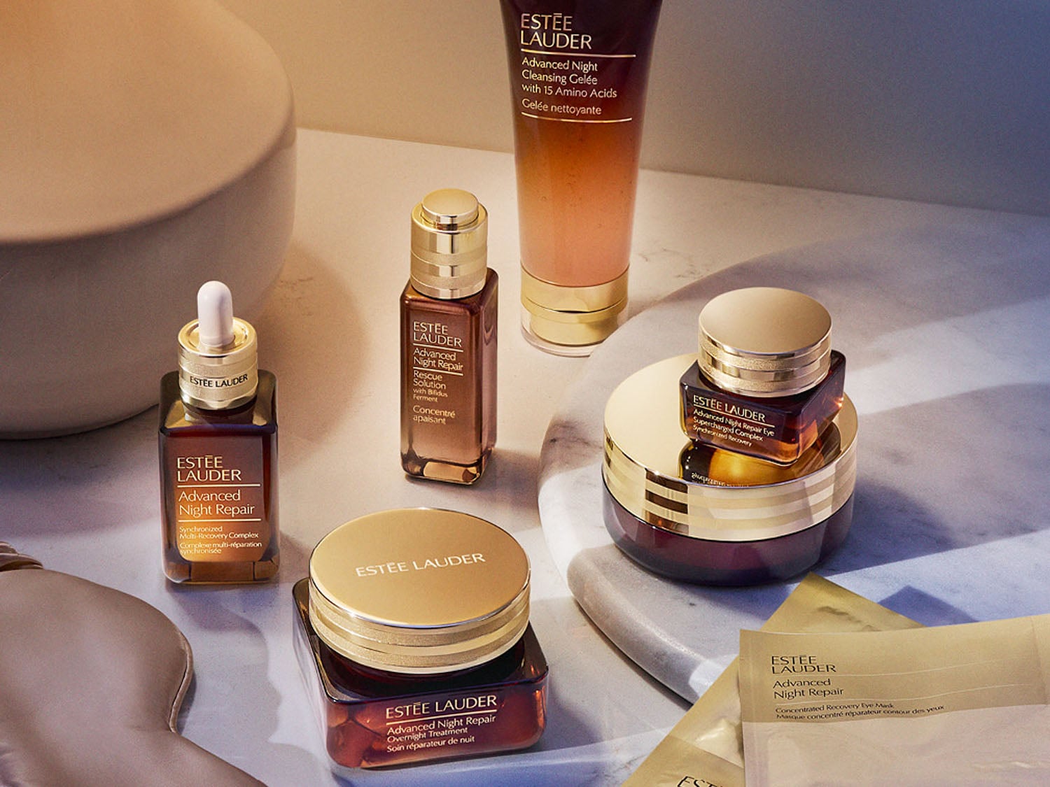 Découvrez la collection Advanced Night Repair d'Estée Lauder, comprenant une gelée nettoyante, une solution de secours, un soin contour des yeux, un complexe multi-réparation et un soin de nuit pour une peau revitalisée.