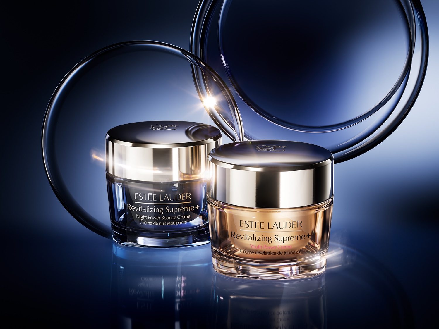 Voici les crèmes Estée Lauder Revitalizing Supreme+ Night Power Bounce et Youth Power, présentées dans des pots élégants avec des couvercles dorés, promettant une peau revitalisée et éclatante.