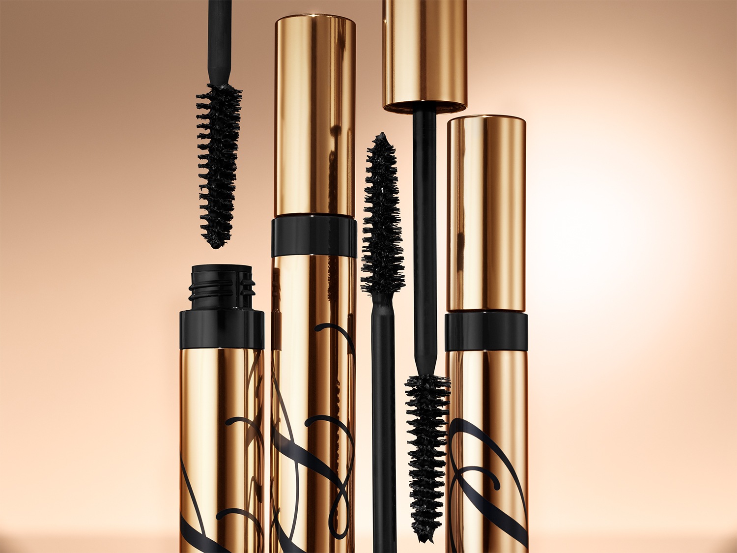 Voici un mascara doré avec une brosse noire, conçu pour allonger et épaissir les cils pour un regard plus intense.