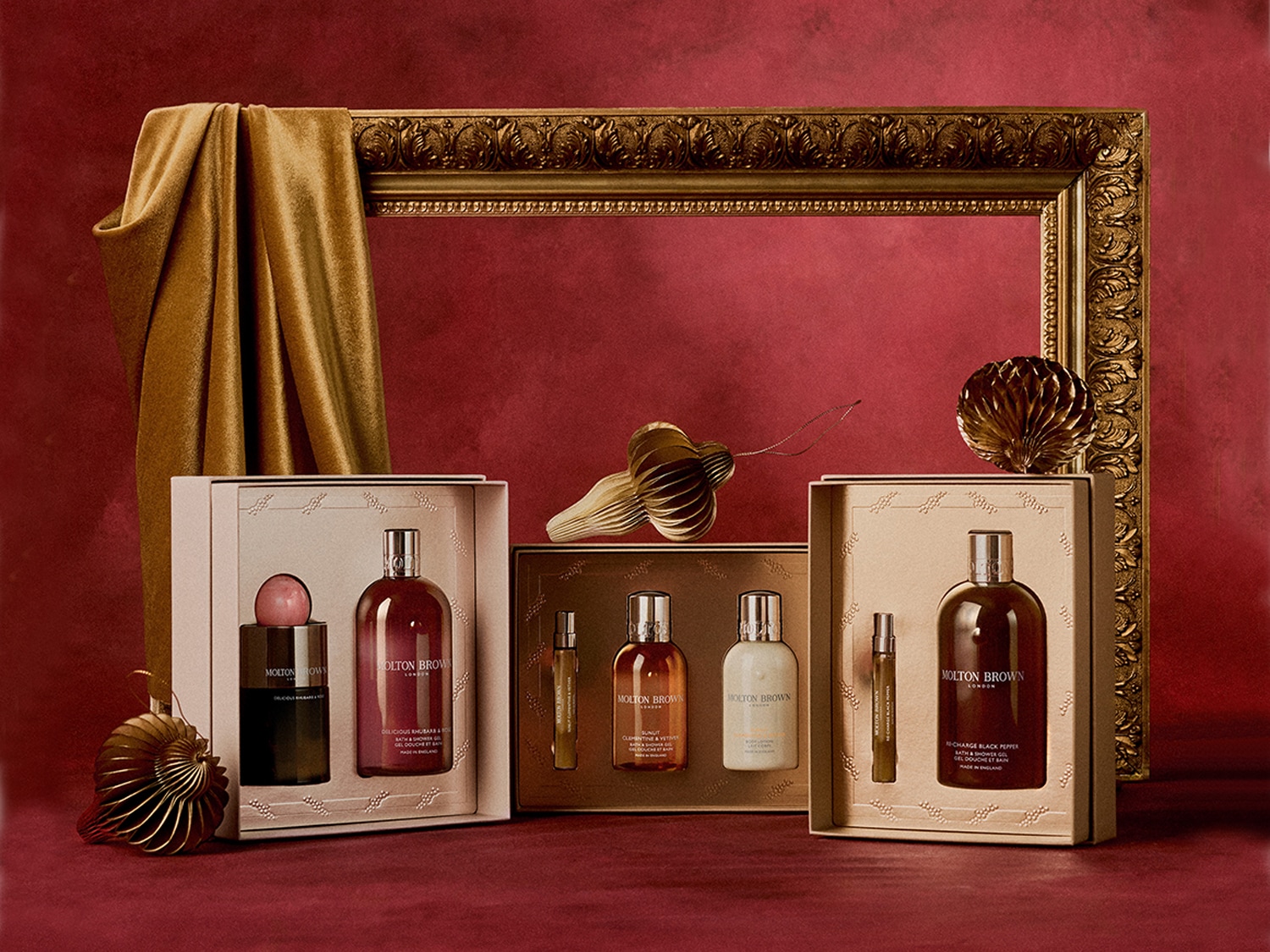 Objavte luxusné darčekové sady Molton Brown s vôňami Delicious Rhubarb & Rose a Re-charge Black Pepper, ideálne na obdarovanie blízkych.