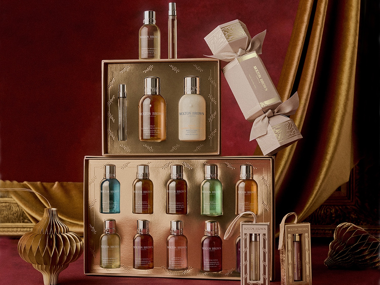 Darčekové sady Molton Brown s luxusnými sprchovými gélmi a vôňami v elegantnom balení.