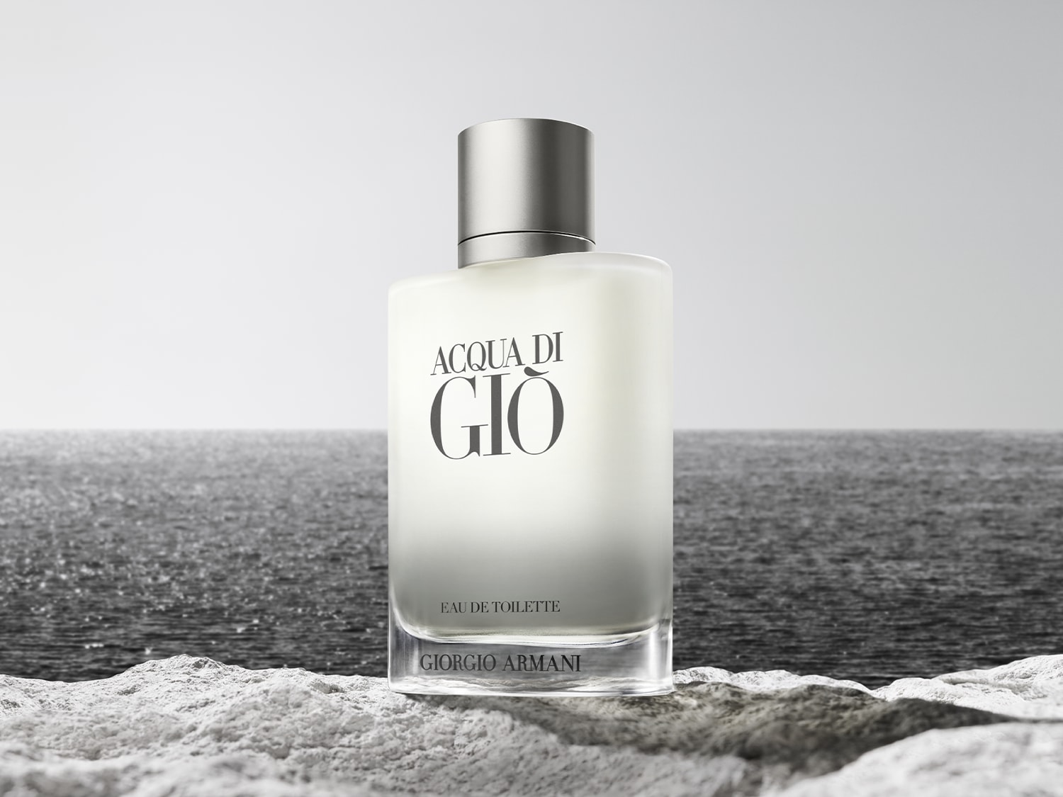 Az Acqua di Giò Eau de Toilette üvegben, a háttérben a tenger látható, a Giorgio Armani terméke friss és élénkítő illatot kínál.