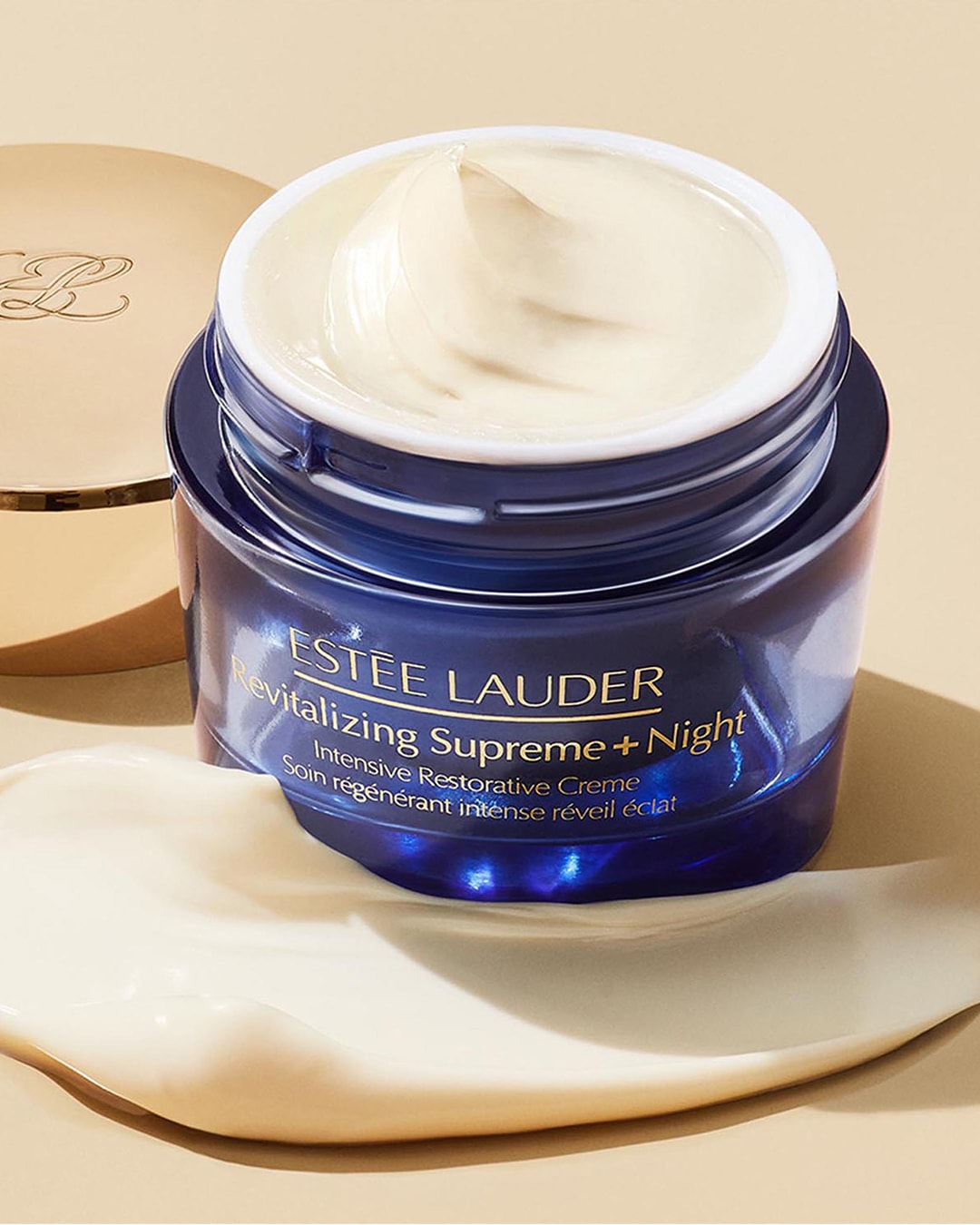 Een pot Estée Lauder Revitalizing Supreme+ Night crème, intensief herstellende crème voor een stralende huid.