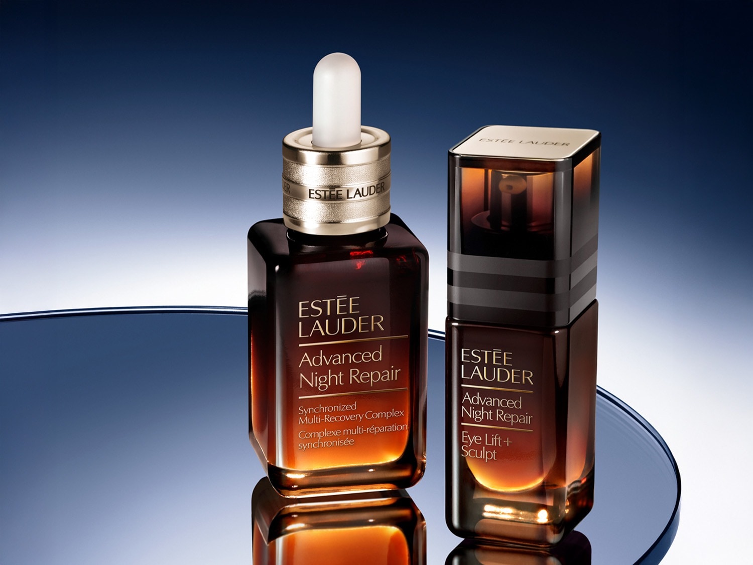 Twee Estée Lauder Advanced Night Repair producten: een bruin flesje met een witte pipet en een bruine flacon met de tekst 'Eye Lift + Sculpt'.