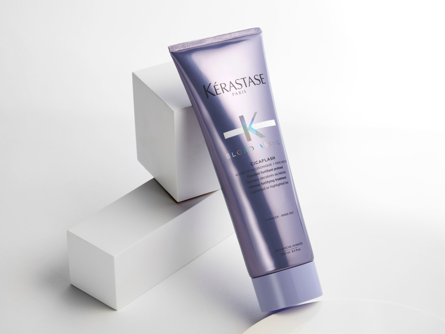 Die Kérastase Blond Absolu Cicaflash Intensivkur in einer lila Tube mit silberner Schrift, ideal für aufgehelltes oder gesträhntes Haar.