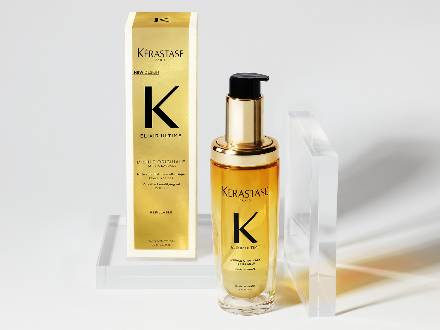 Das Kérastase Elixir Ultime Haaröl in einer goldenen Glasflasche mit schwarzem Pumpspender und goldener Beschriftung, zusammen mit der goldenen Verpackung, verspricht vielseitige Schönheit für glanzloses Haar.