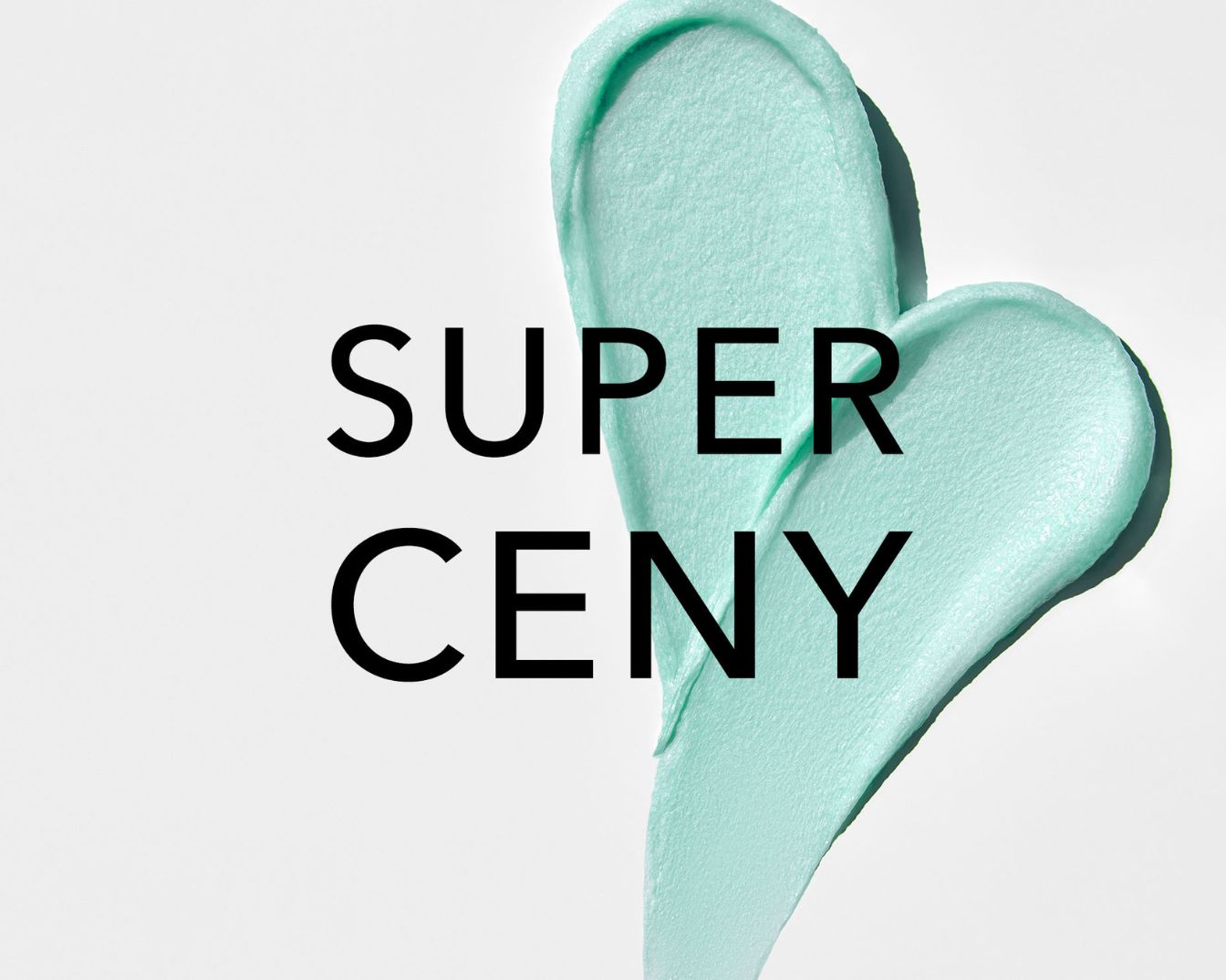 Světle modrá šmouha krému na bílém pozadí, vedle níž je černý text "SUPER CENY".
