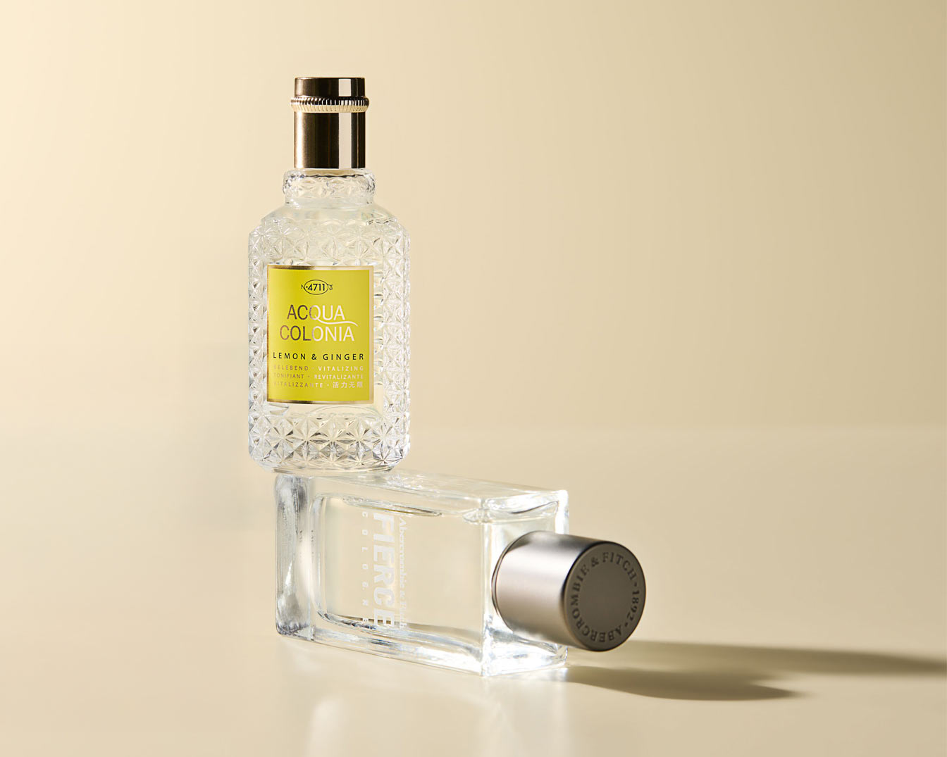 Voici le parfum Acqua Colonia Lemon & Ginger d'4711, un parfum vivifiant présenté dans un flacon en verre texturé sur un autre parfum Fierce d'Abercrombie & Fitch.