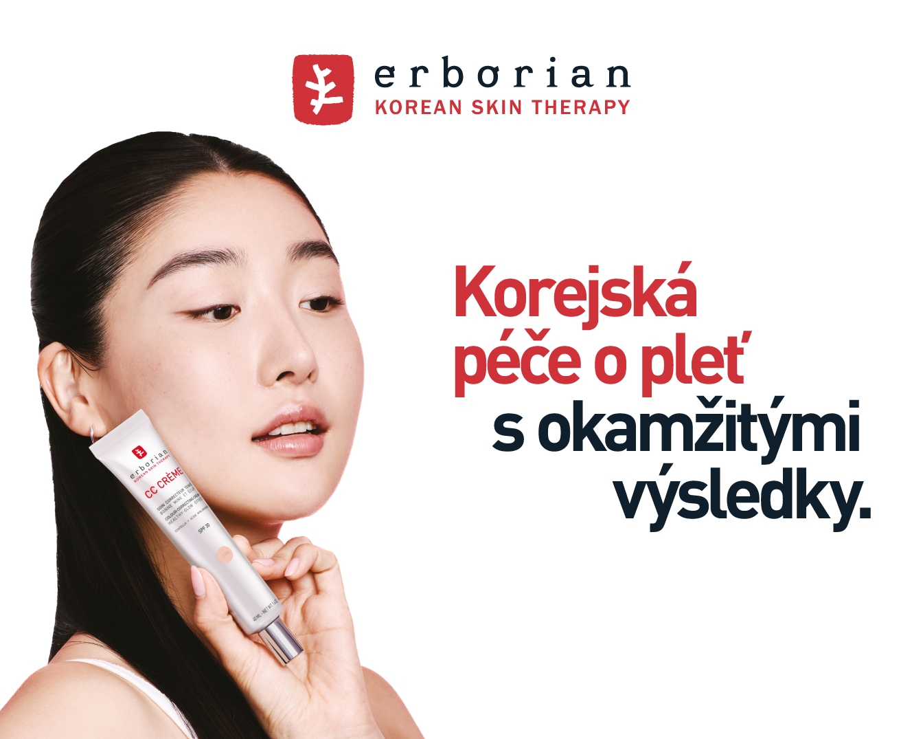 Objevte korejskou péči o pleť Erborian CC Crème pro okamžité výsledky, kterou drží modelka s bezchybnou pletí v ruce.