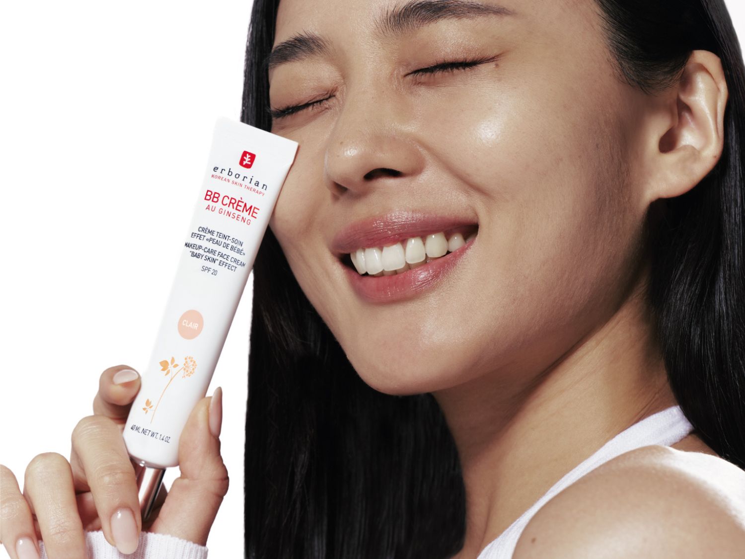 A mosolygó ázsiai nő Erborian BB krémjét tartja, amely koreai bőrápoló termék, SPF 20-szal, és "baba bőr" hatást ígér.