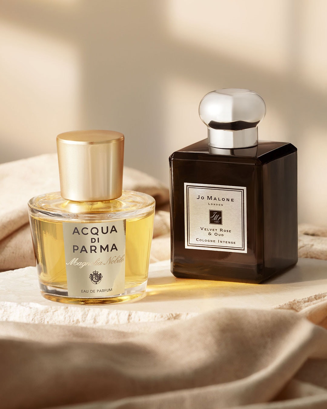 Découvrez Acqua di Parma Magnolia Nobile et Jo Malone Velvet Rose & Oud, des parfums luxueux présentés dans d'élégants flacons.